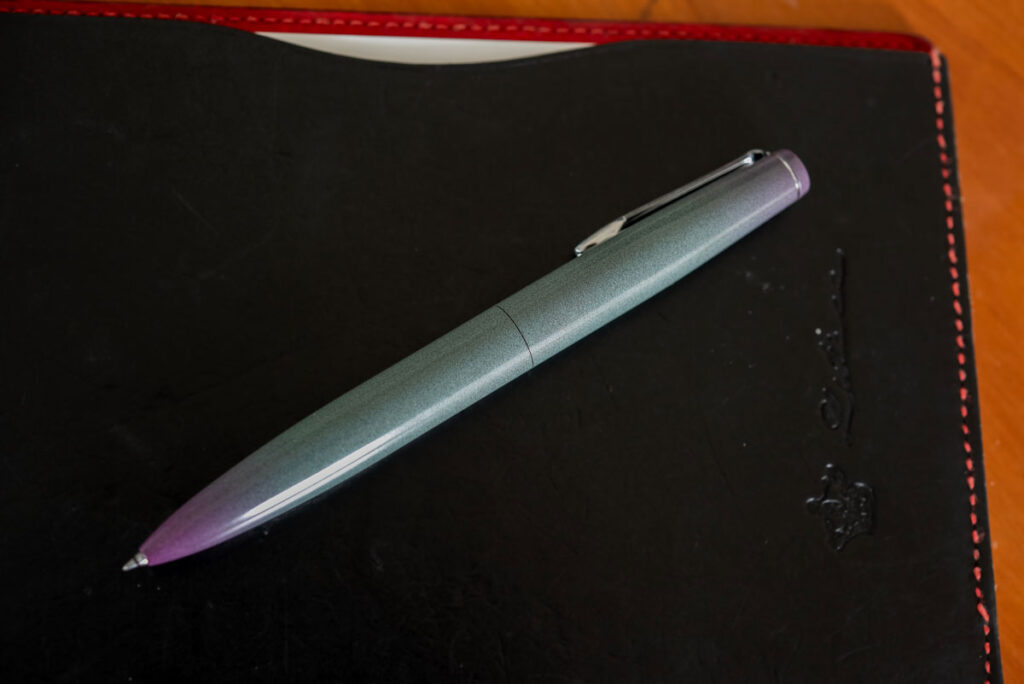 祝ボールペン　黒革背景